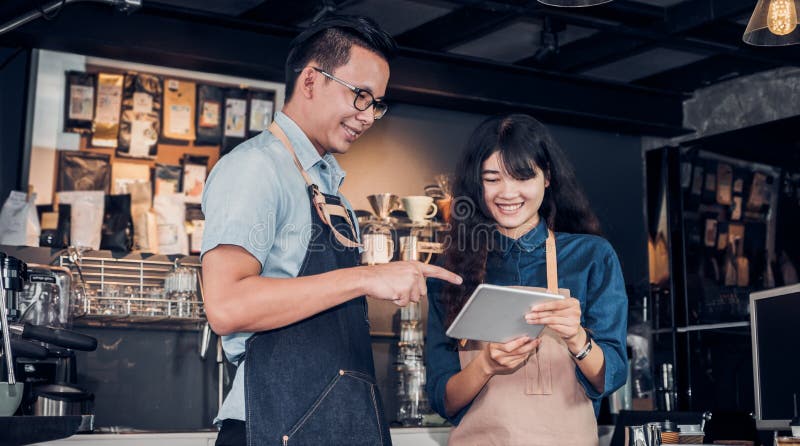 Azja Barista kelner bierze rozkaz od klienta w sklepie z kawą, cukierniany właściciel pisze napoju rozkazie przy kontuaru barem, obrazy stock Azja Barista kelner bierze rozkaz od klienta w sklepie z kawą, cukierniany właściciel pisze napoju rozkazie przy kontuaru barem, obrazy stock