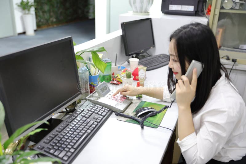 Azja damy kobiety Chińska biurowa dziewczyna robi rozmowie telefonicza przy praca uśmiechu laptopu stroju mądrze odzieży zajęcia obraz stock Azja damy kobiety Chińska biurowa dziewczyna robi rozmowie telefonicza przy praca uśmiechu laptopu stroju mądrze odzieży zajęcia obraz stock