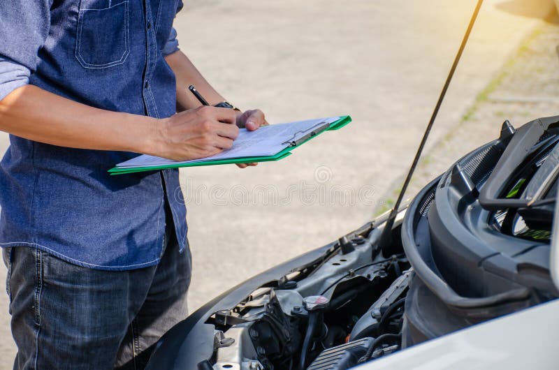 Azjaci inżynierowie i technicy piszą do schowka i sprawdzają mechaniczny silnik samochodowy, serwisowy i konserwacyjny samochód l obraz stock Azjaci inżynierowie i technicy piszą do schowka i sprawdzają mechaniczny silnik samochodowy, serwisowy i konserwacyjny samochód l obraz stock