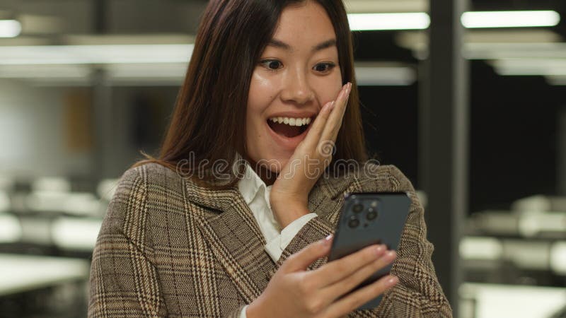 Azjatycka dziewczyna w biurze koreańska bizneswoman chińska bizneswoman japońska menedżerka pracodawca studentka obraz stock