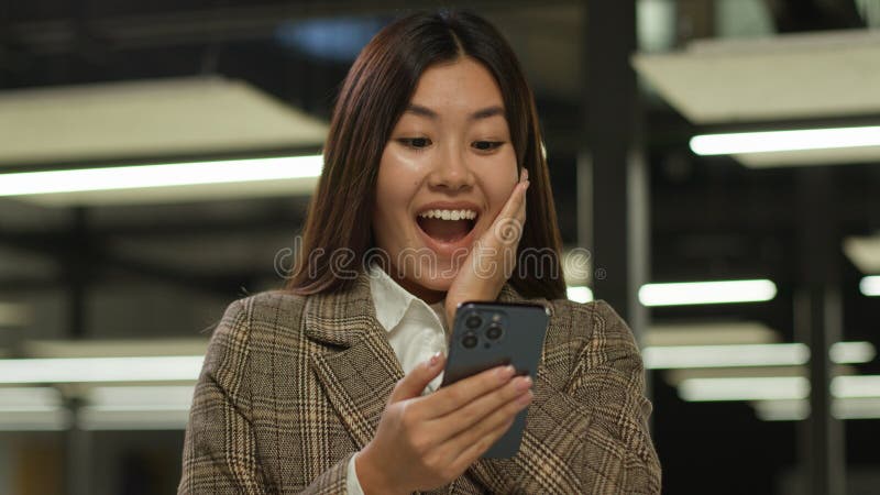 Azjatycka dziewczyna w biurze koreańska bizneswoman chińska bizneswoman japońska menedżerka pracodawca studentka obraz royalty free