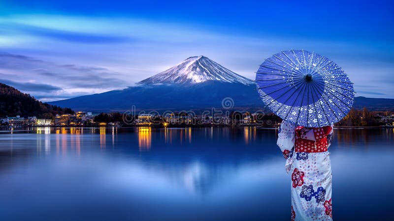 Azjatycka kobieta jest ubranym japońskiego tradycyjnego kimono przy Fuji górą, Kawaguchiko jezioro w Japonia