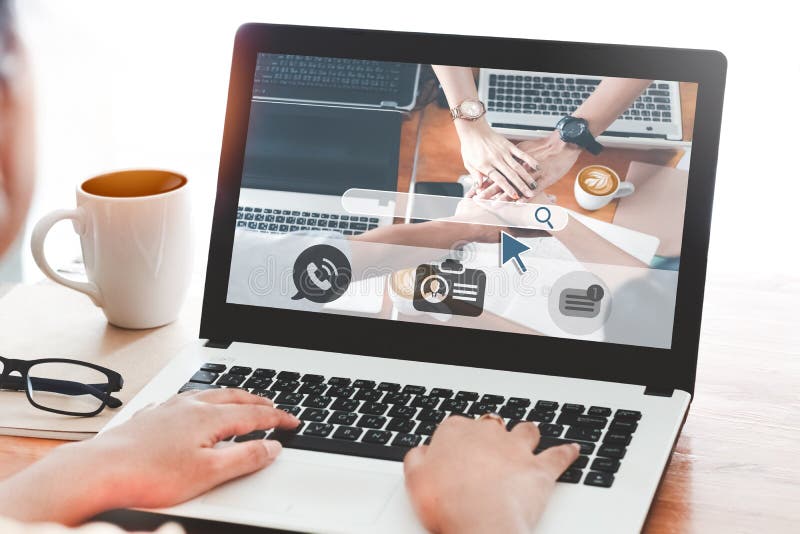 Azjatycka kobieta przeglądająca możliwości pracy online za pomocą aplikacji komputerowej do wyszukiwania pracy szukająca nowych of obraz stock