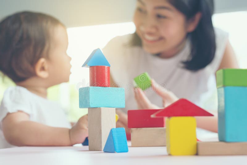 Azjatycka mama i dziewczyna żartujemy bawić się z blokami Selekcyjna ostrość i obrazy royalty free Azjatycka mama i dziewczyna żartujemy bawić się z blokami Selekcyjna ostrość i obrazy royalty free