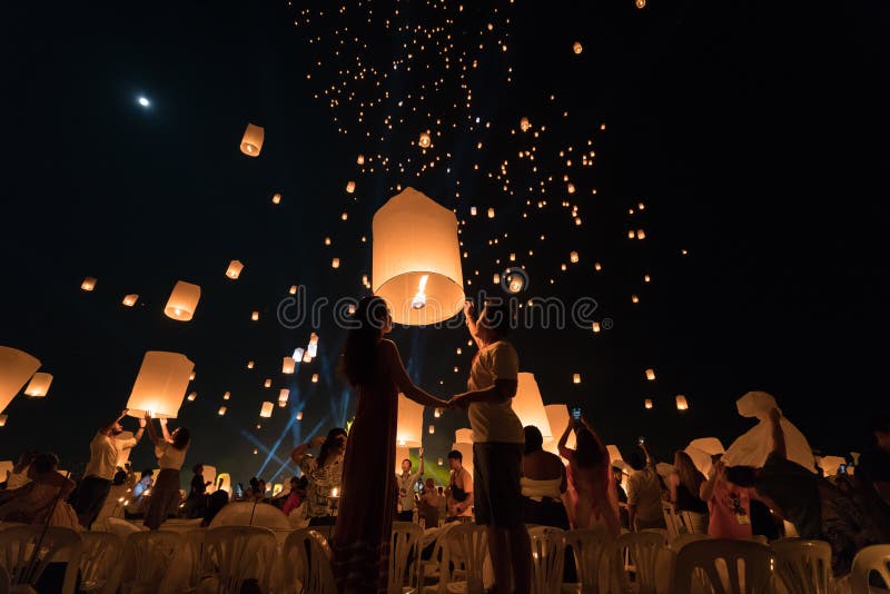 Azjatycka para, która wypuszcza latarnię podczas festiwalu latarni Chiang Mai fotografia royalty free Azjatycka para, która wypuszcza latarnię podczas festiwalu latarni Chiang Mai fotografia royalty free
