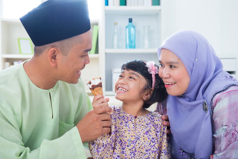 Azjatycka rodzina je lody zdjęcie stock Azjatycka rodzina je lody zdjęcie stock
