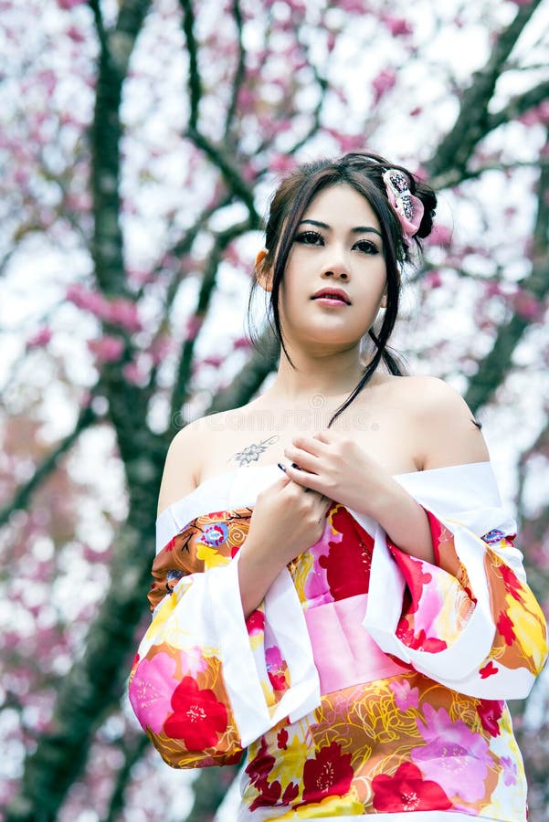 Azjatycka seksowna kobieta jest ubranym tradycyjnego Japońskiego kimono obraz stock Azjatycka seksowna kobieta jest ubranym tradycyjnego Japońskiego kimono obraz stock