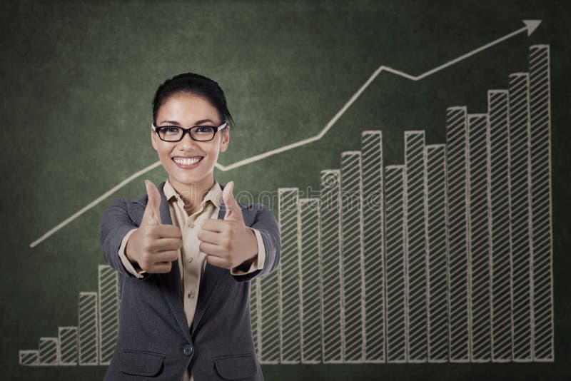 Azjatycki bizneswoman pokazuje dwa aprobaty obraz stock Azjatycki bizneswoman pokazuje dwa aprobaty obraz stock