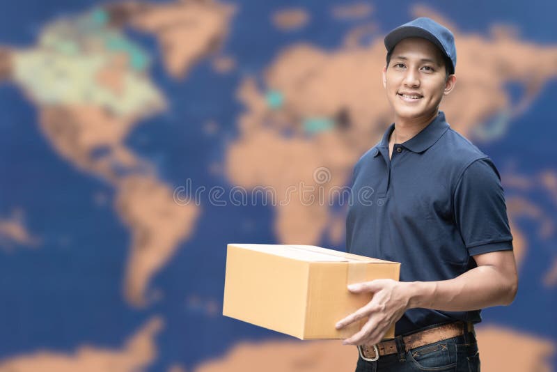Azjatycki doręczeniowy mężczyzna trzyma karton z globalną mapą w tle zdjęcie stock Azjatycki doręczeniowy mężczyzna trzyma karton z globalną mapą w tle zdjęcie stock