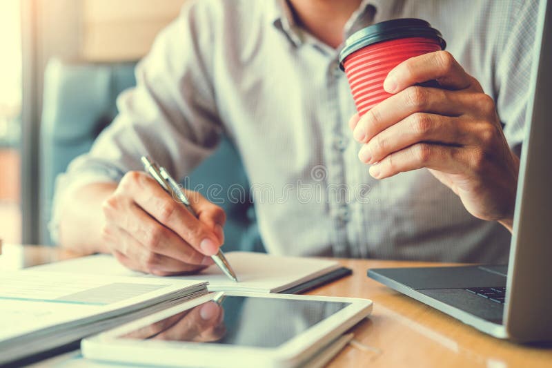 Azjatycki m??czyzna pisze raporcie w kawiarni i u?ywa? laptop pracuje na jego nowym projekta pomysle zdjęcia stock Azjatycki m??czyzna pisze raporcie w kawiarni i u?ywa? laptop pracuje na jego nowym projekta pomysle zdjęcia stock