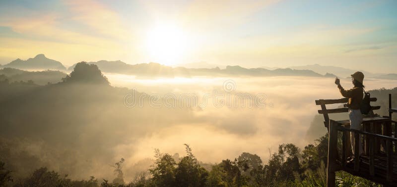 Azjatycki podróżnik z kamerą fotografują mgłę na górze w wiosce japo