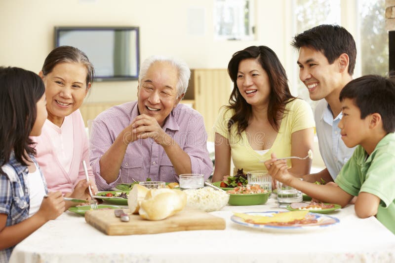 Azjatycki rodzinny udzielenie posiłek w domu