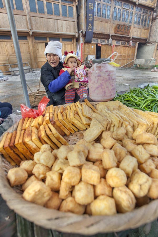 Azjatycki tradeswoman sprzedawanie smażył tofu w Chińskiej wsi obrazy stock Azjatycki tradeswoman sprzedawanie smażył tofu w Chińskiej wsi obrazy stock