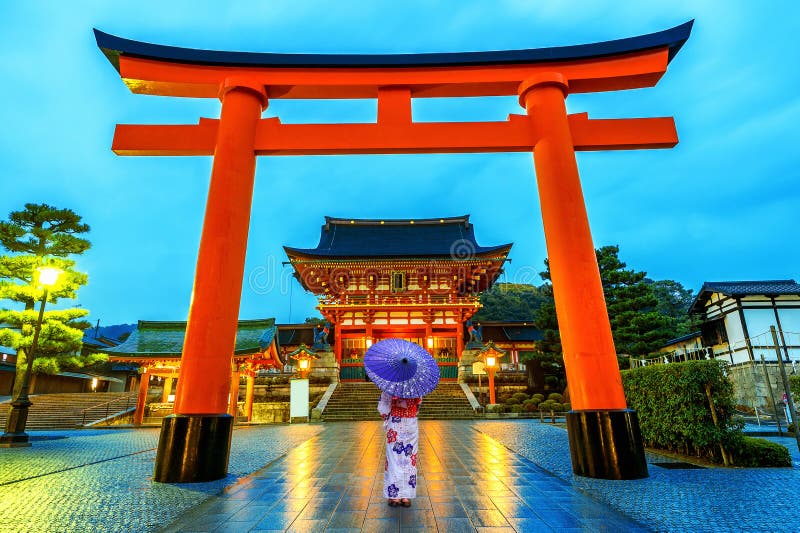 Azjatyckie kobiety w tradycyjnych japońskich kimonach przy Fushimi Inari świątynią w Kyoto, Japonia obraz royalty free Azjatyckie kobiety w tradycyjnych japońskich kimonach przy Fushimi Inari świątynią w Kyoto, Japonia obraz royalty free