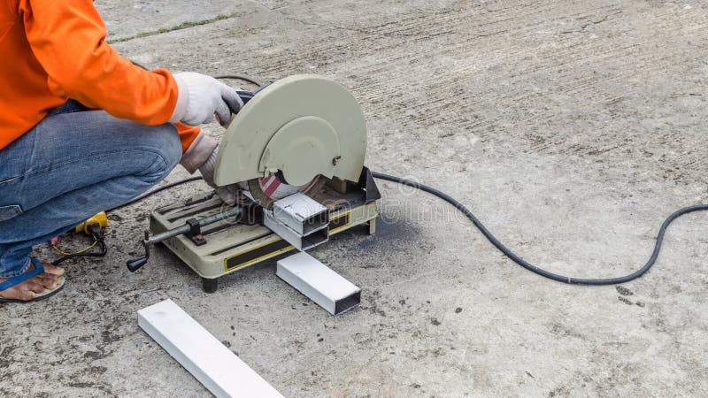 Azjatykci pracownik z maszynowego rozcięcia metalem i spawającą stalą crea zdjęcia stock