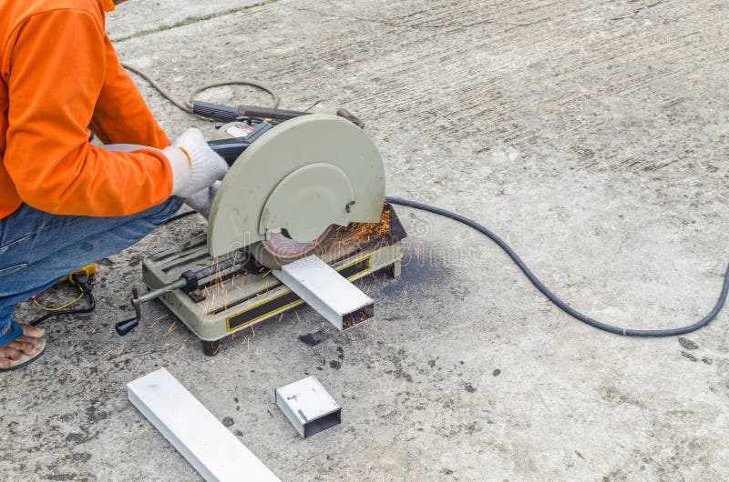 Azjatykci pracownik z maszynowego rozcięcia metalem i spawającą stalą crea zdjęcia stock