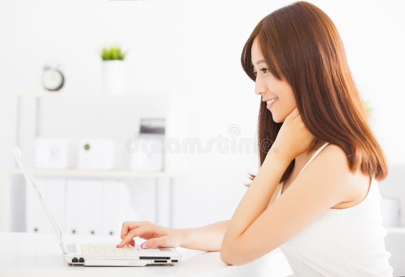 azjatykciego laptopu uśmiechnięta kobieta obrazy royalty free azjatykciego laptopu uśmiechnięta kobieta obrazy royalty free