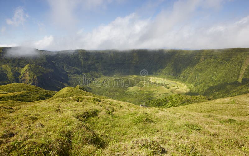 Azores landskap i den Faial ön Caldeira stor vulkanisk kotte royaltyfri foto Azores landskap i den Faial ön Caldeira stor vulkanisk kotte royaltyfri foto