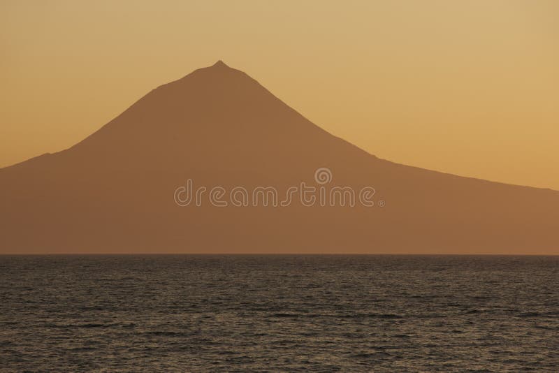 Azores landskap Pico bergsikt från den SaoJorge ön port arkivbilder