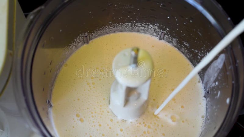 Azotar el pollo eggs en un procesador de alimentos para la preparación de la pasta