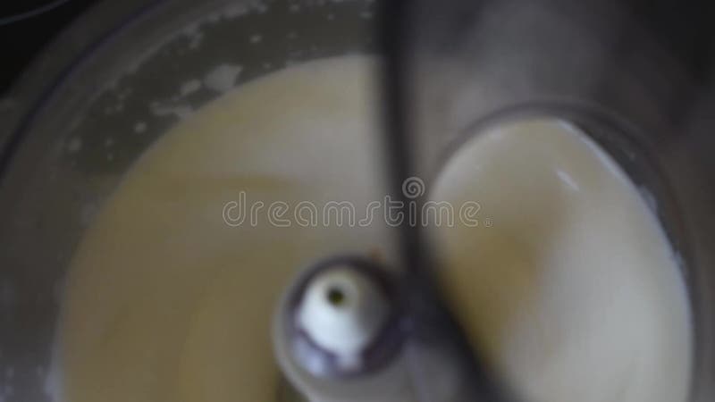 Azotar el pollo eggs en un procesador de alimentos para la preparación de la pasta