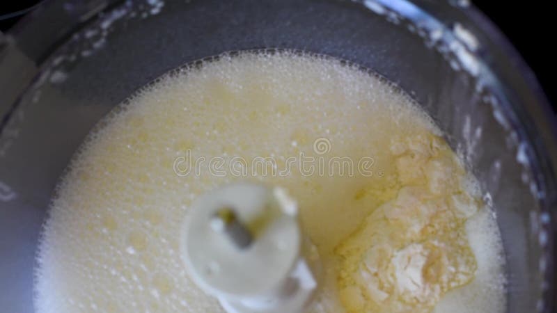 Azotar el pollo eggs en un procesador de alimentos para la preparación de la pasta