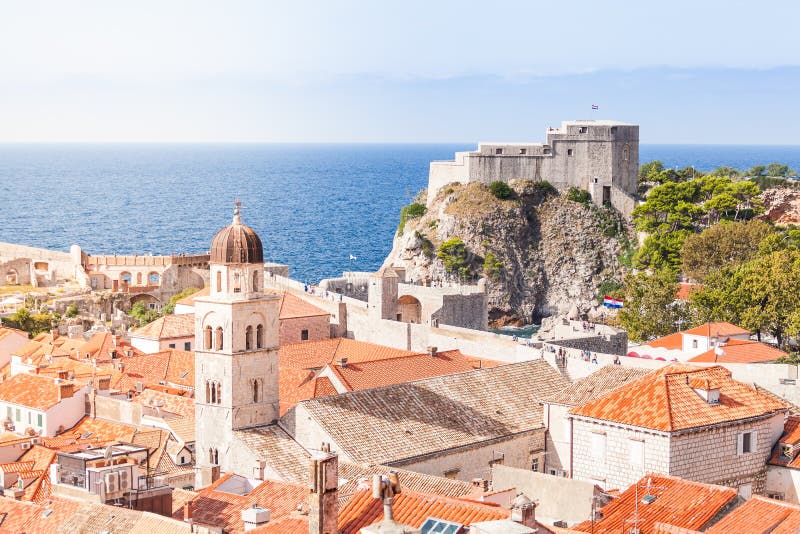 Azoteas viejas de la ciudad de Dubrovnik Silueta del hombre de negocios Cowering imagen de archivo libre de regalías Azoteas viejas de la ciudad de Dubrovnik Silueta del hombre de negocios Cowering imagen de archivo libre de regalías