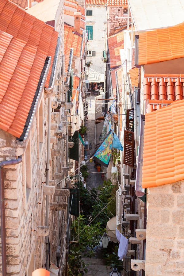 Azoteas viejas de la ciudad de Dubrovnik Silueta del hombre de negocios Cowering Liquidación a través de las calles estrechas de imagenes de archivo Azoteas viejas de la ciudad de Dubrovnik Silueta del hombre de negocios Cowering Liquidación a través de las calles estrechas de imagenes de archivo