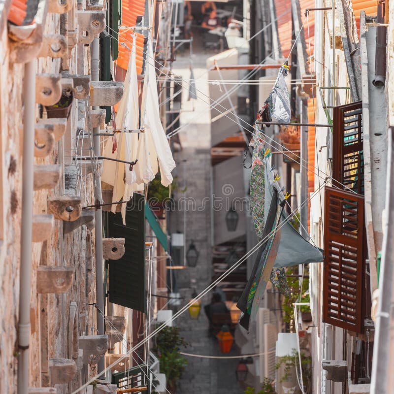 Azoteas viejas de la ciudad de Dubrovnik Silueta del hombre de negocios Cowering Liquidación a través de las calles estrechas de fotografía de archivo libre de regalías Azoteas viejas de la ciudad de Dubrovnik Silueta del hombre de negocios Cowering Liquidación a través de las calles estrechas de fotografía de archivo libre de regalías