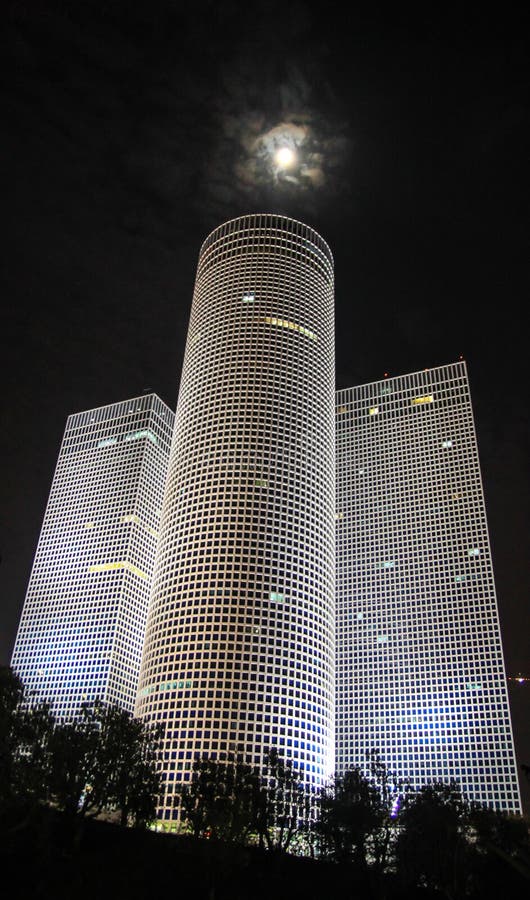 Azrieli возвышается в Тель-Авив на ноче с луной стоковая фотография Azrieli возвышается в Тель-Авив на ноче с луной стоковая фотография