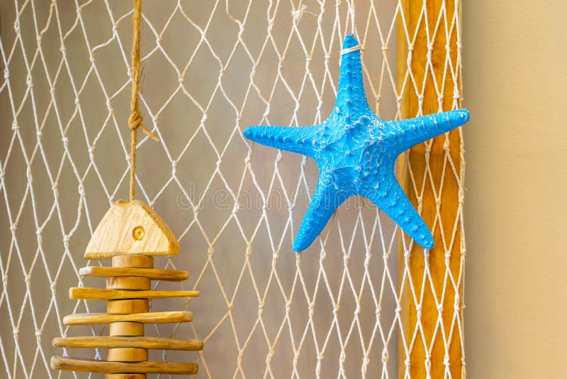 Azul de las estrellas de mar en el fondo blanco de la malla imágenes de archivo libres de regalías Azul de las estrellas de mar en el fondo blanco de la malla imágenes de archivo libres de regalías
