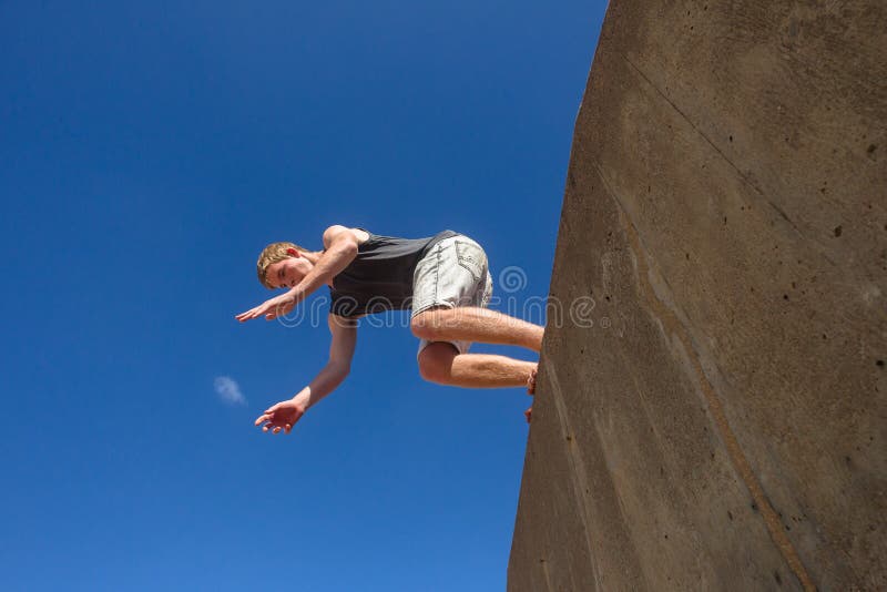 Azul de salto Parkour de la voltereta del muchacho imagenes de archivo Azul de salto Parkour de la voltereta del muchacho imagenes de archivo
