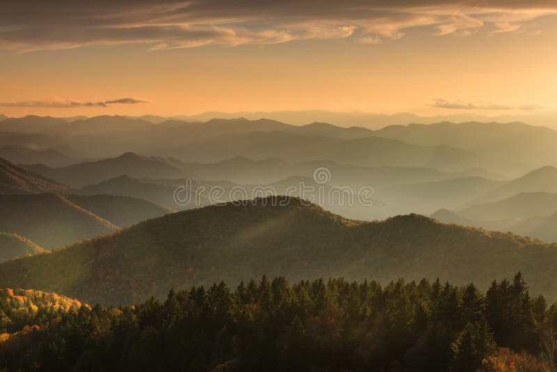 Azul Ridge Mountains North Carolina do nascer do sol foto de stock royalty free Azul Ridge Mountains North Carolina do nascer do sol foto de stock royalty free