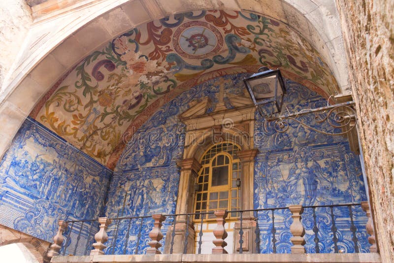 Azulejo Português Nas Escadas Da Catedral Foto de Stock - Imagem de  arquitetura, santo: 18767698