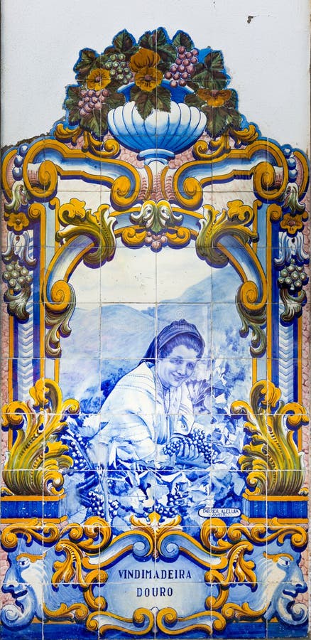 Azulejos alla stazione ferroviaria di Pinhao, valle del Duero, Portogallo fotografia stock libera da diritti Azulejos alla stazione ferroviaria di Pinhao, valle del Duero, Portogallo fotografia stock libera da diritti