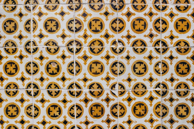 Azulejos di ceramica tradizionale portoghese riquadri. banner della facciata marrone giallo scuro. vecchio fotografia stock