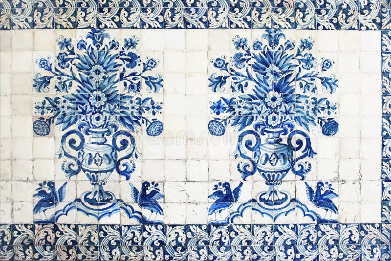 Azulejos portugueses tradicionales azules de las baldosas cerámicas Fachada, decoración de la pared del edificio viejo de la univ fotos de archivo libres de regalías Azulejos portugueses tradicionales azules de las baldosas cerámicas Fachada, decoración de la pared del edificio viejo de la univ fotos de archivo libres de regalías