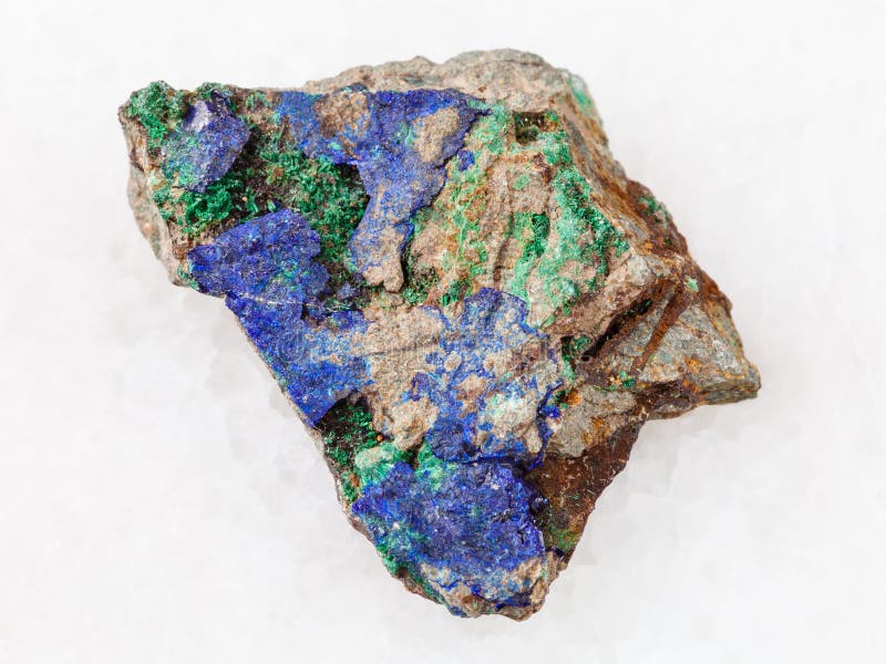 Azurite en groen Malachiet op ruwe steen op wit royalty-vrije stock foto Azurite en groen Malachiet op ruwe steen op wit royalty-vrije stock foto
