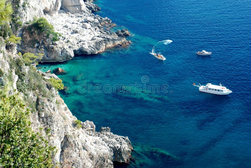 Azuurblauwe overzees bij eiland Capri