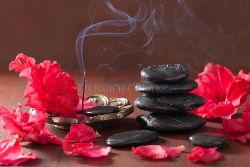 A azálea floresce varas pretas do incenso das pedras da massagem para o aromather