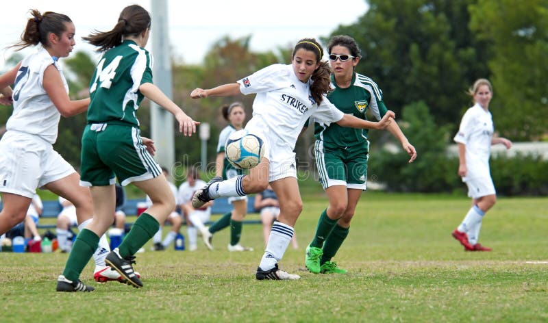 Futebol de escolas secundárias femininas em ação.