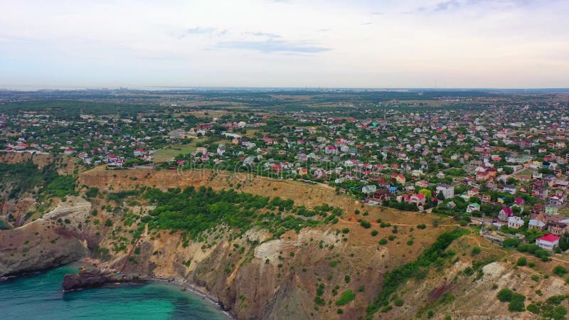 Aéreo, rastreamento, tiro de drone, de uma praia do paraíso, água turquesa e selva verde