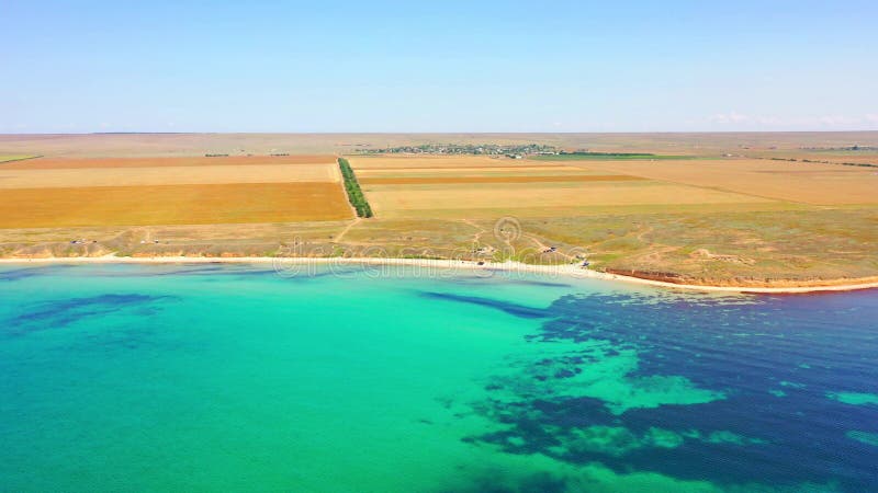 Aéreo, rastreamento, tiro de drone, de uma praia do paraíso, água turquesa e selva verde