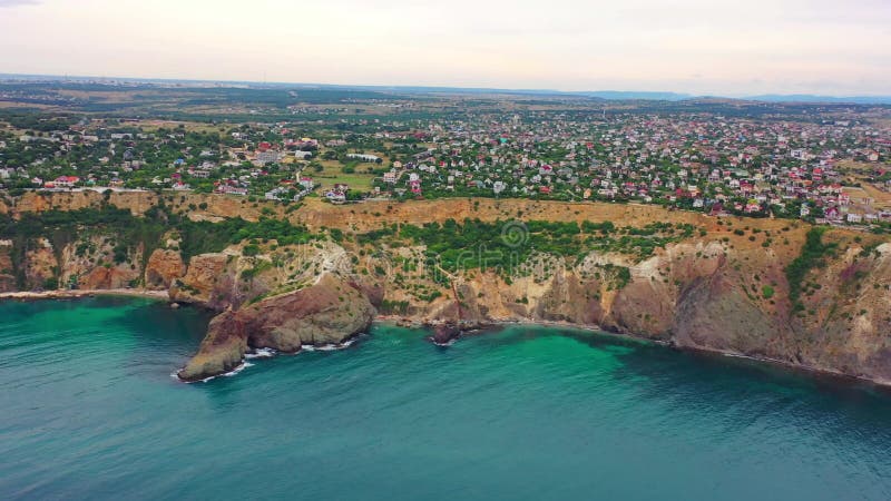 Aéreo, rastreamento, tiro de drone, de uma praia do paraíso, água turquesa e selva verde