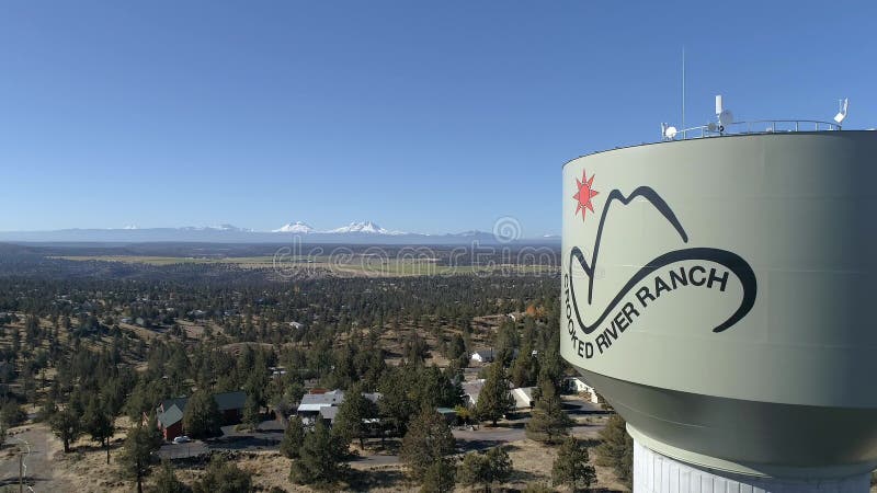 Aéreo - torre de agua torcida del rancho del río almacen de metraje de vídeo
