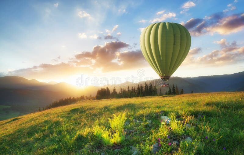 Aérez le ballon au-dessus des montagnes à l'heure d'été image libre de droits Aérez le ballon au-dessus des montagnes à l'heure d'été image libre de droits