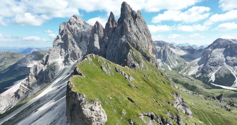 Aérien de majestueuse chaîne de montagnes sur une journée ensoleillée d'été. crête alpe de montagne avec pointe d'herbe roches et