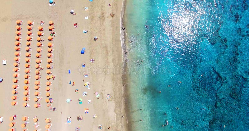 aérien La plage d'été avec l'océan de personnes et de turquoise arrosent image libre de droits aérien La plage d'été avec l'océan de personnes et de turquoise arrosent image libre de droits
