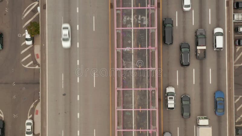Aérien : Sommet aérien en bas de vue d'oiseaux de pont avec le trafic des voitures lourd New York clips vidéos