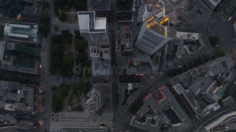 Aérien : Sommet aérien incroyable en bas de capture d'horizon du centre-ville de francfort-sur-le-main Allemagne avec les rues du banque de vidéos